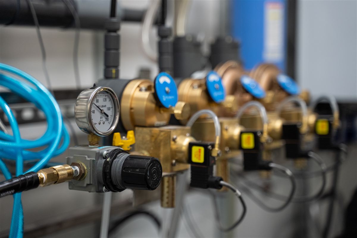 Fertigation manifold with flow sensors and valves